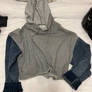 Sweatshirt with jean sleeve